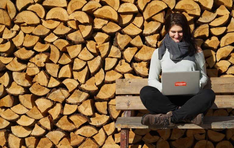 From Office to Oasis: How to Embrace the Digital Nomad Lifestyle