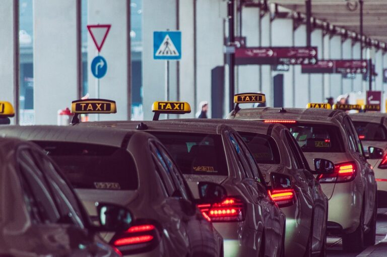 Traveling Smart: Tips for a Seamless Airport Cab Experience